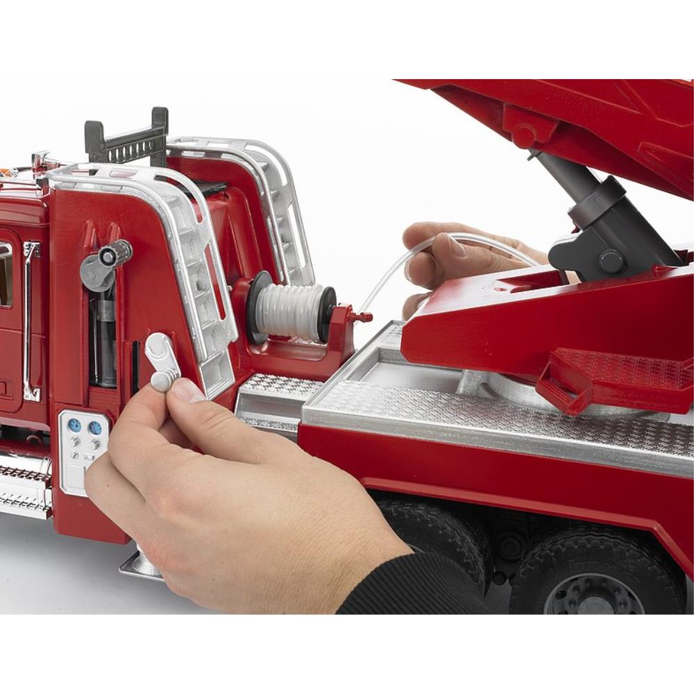 Bruder Mack GRANITE Feuerwehrwagen mit Pumpe